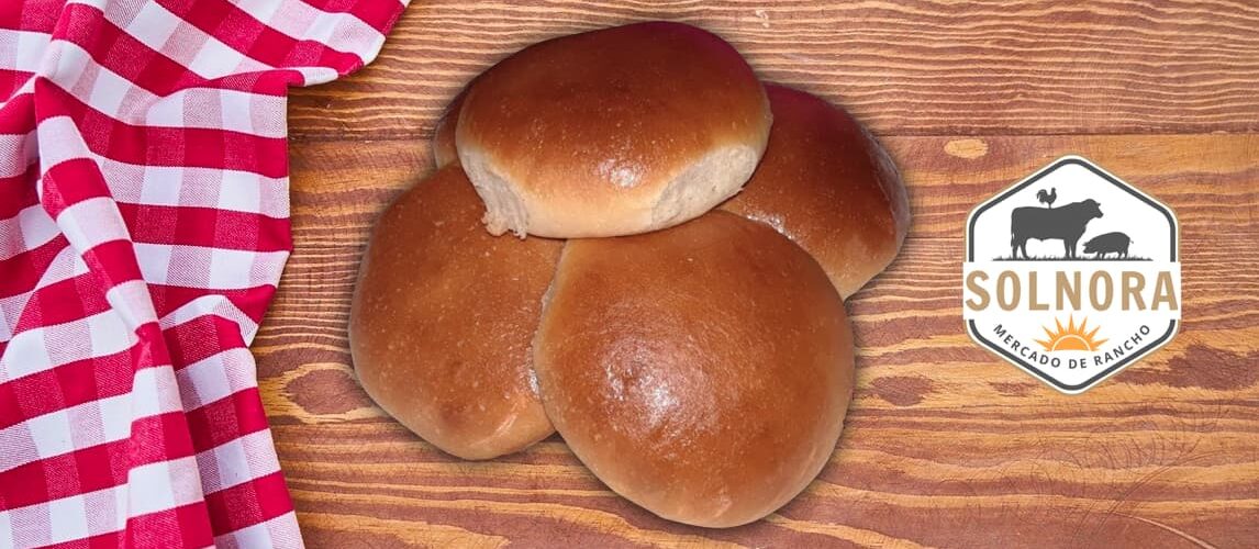 pan de vieja sobre mesa de madera y tela tipica